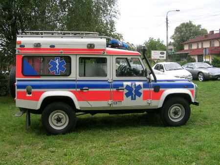 Ambulans Defender 110 005.jpg