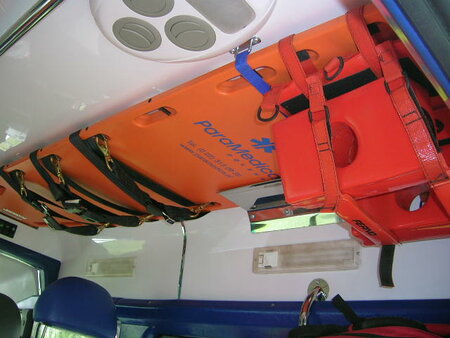 Ambulans Defender 110 013.jpg