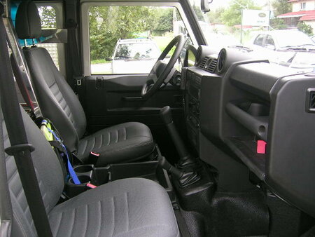 Ambulans Defender 110 021.jpg